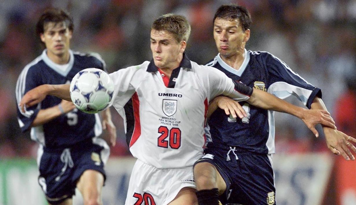 Michael Owen yang berhasil membuat dua rekor sekaligus di Piala Dunia 1998 sukses mencetak 2 gol dan 1 assist di Piala Dunia pertamanya tersebut. Hingga pensiun dari Three Lions pada September 2007, Michael Owen masih sempat menjadi bagian Timnas Inggris dalam dua edisi Piala Dunia berikutnya, 2002 dan 2006. Total tampil dalam 12 laga di 3 edisi Piala Dunia, ia total mecetak 4 gol dan 2 assist. (AFP/Patrick Kovarik)