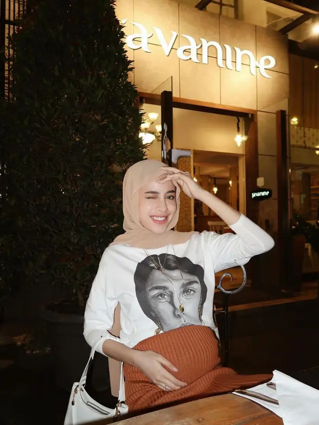 Usia Kehamilan 8 Bulan, Ini 6 Potret Aghnia Punjabi Pamer Baby Bump