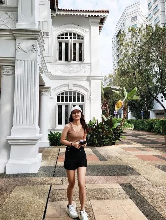 Menggunakan tanktop dengan warna coklat yang dipadukan short skirt juga membuatmu cantik meski terkesan santai. Jangan lupa mrnambahkan topi sebagai aksesoris