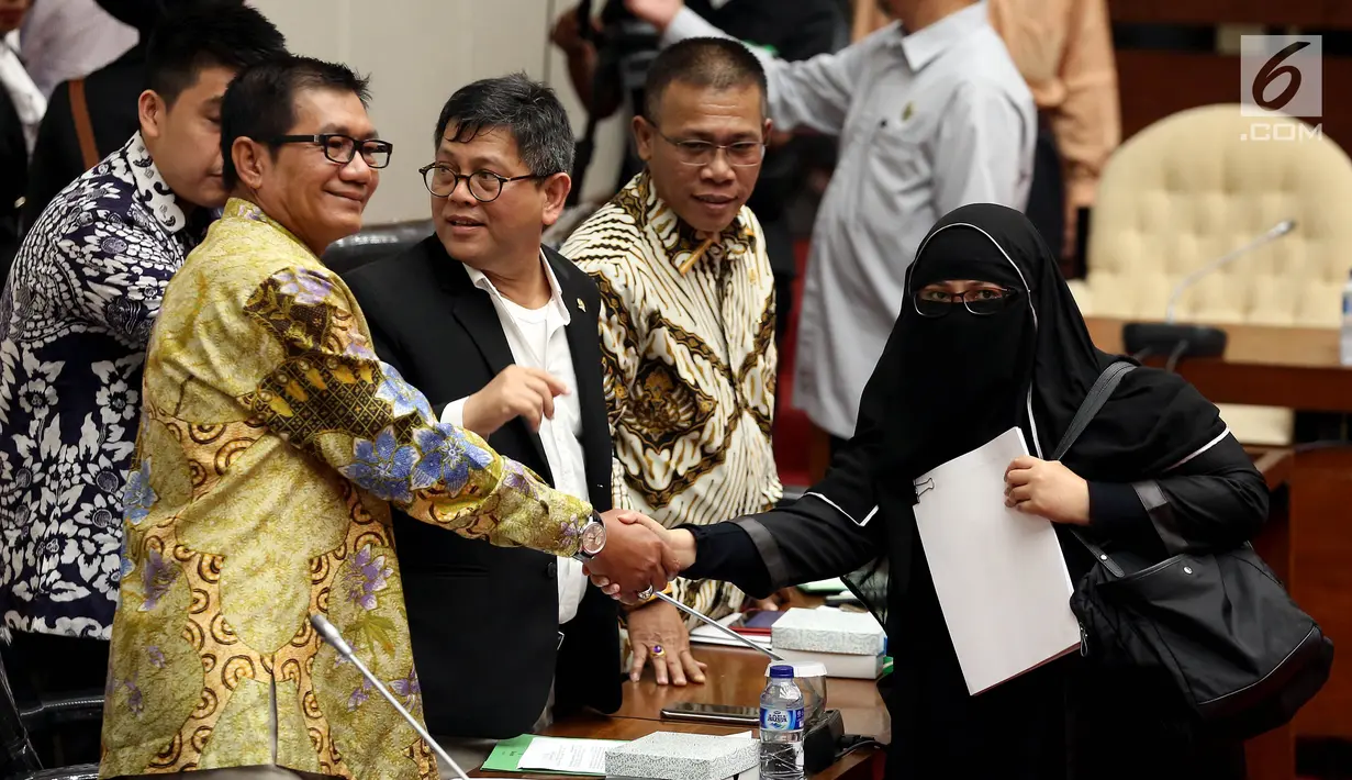 Mantan Wakil Direktur Keuangan Permai Group Yulianis bersalaman dengan ketua Pansus Hak Angket KPK, Agun Gunadjar usai memenuhi panggilan Pansus hak angket untuk KPK di Gedung Nusantara, Senayan, Jakarta, Senin (24/7). (Liputan6.com/Johan Tallo)