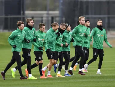 Para pemain Borussia Moenchengladbach melakukan pemanasan saat mengikuti latihan tim di Borussia-Park, Jerman (26/10/2020). Borussia Moenchengladbach akan bertanding melawan Real Madrid pada grup B Liga Champions. (AP Photo/Martin Meissner)