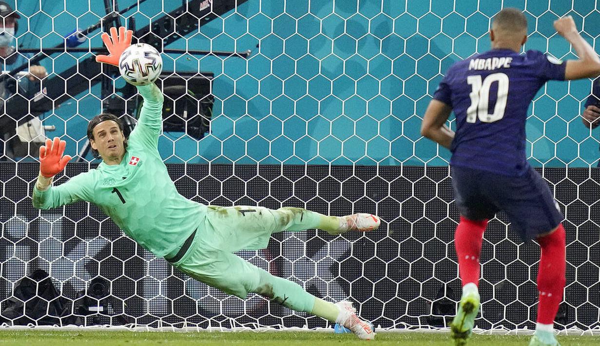 Yann Sommer tampil apik dengan melakukan sejumlah penyelamatan sepanjang laga termasuk mengagalkan sepakan penalti Kylian Mbappe. (AP/Vadim Ghirda, Pool)