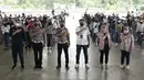 Direktur Utama PT Mitra Utama Madani atau PT MUM, Gung Panggodo (ketiga kanan), Kasat Lantas Polresta Bandung, Kompol Rislam Harfia (ketiga kiri), berfoto bersama dengan AO Mekaar PNM dalam acara Pelatihan Safety Riding di Bandung Jawa Barat (5/03/2022). (Liputan6.com/HO/PNM)