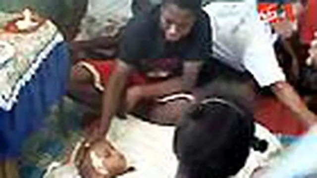 Keluarga korban peluru nyasar di Merauke, Papua, minta agar anggota polisi yang telah menewaskan anaknya dihukum seberat-beratnya bahkan di pecat.