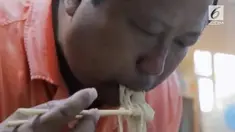 Biaya sekolah anak perempuan Hou tidaklah murah sementara gajinya sebagai tukang sapu pun tidak besar. 