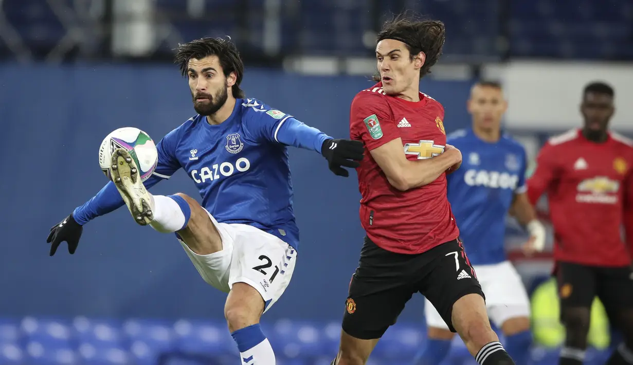 Gelandang Everton, Andre Gomes mengontrol bola dari kawalan penyerang Manhcester United, Edinson Cavani pada babak perempat final di Goodison Park, Kamis (24/12/2020). Cavani menjebol gawang Everton dengan sepakan kaki kiri setelah menerima umpan dari Anthony Martial. (AP Photo/Nick Potts,Pool)