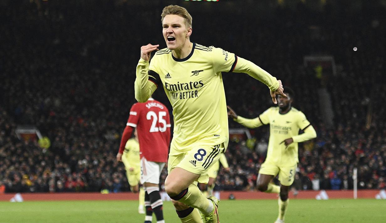 Keunggulan Manchester United tak bertahan lama. Dua menit berselang Arsenal menyamakan skor 2-2 melalui Martin Odegaard. Striker asal Norwegia tersebut mampu menyelesaikan sodoran yang dilepaskan Gabriel Martinelli yang gagal dibendung David De Gea. (AFP/Oli Scarff)