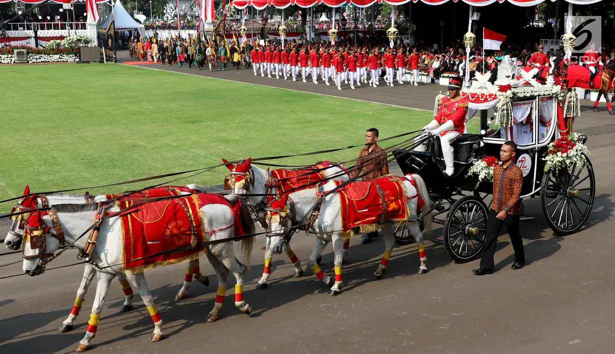 Pasukan Pengamanan Presiden (Paspampres) mengendarai Kereta Kencana yang membawa duplikat Bendera Pusaka Merah Putih dan Teks Proklamasi ketika Parade Kirab Bendera Merah Putih menuju Istana Merdeka di Jakarta, Kamis (17/8). (Liputan6.com/Pool)