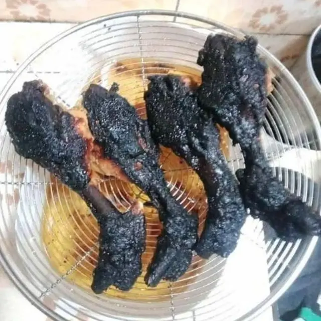 6 Momen Apes Masak Ayam Sampai Gosong Ini Bikin Enggak Napsu Makan