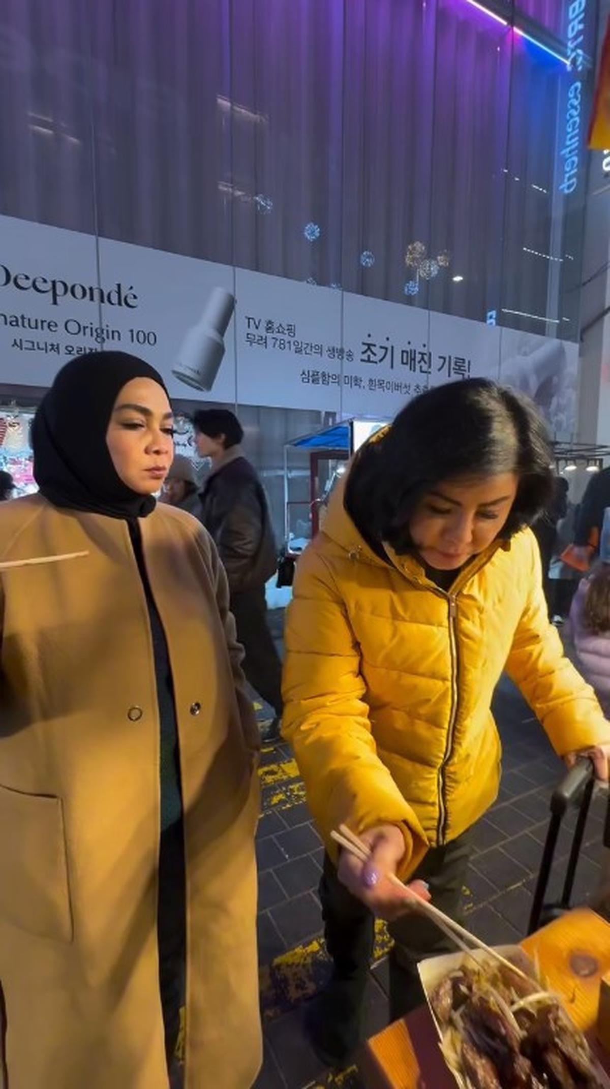7 Potret Rieta Amilia dan Desiree Tarigan ke Korea, Nikmati Street Food dari Ubi Rebus - Rambut Nenek