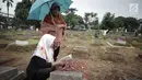 Sejumlah warga berdoa di makam keluarga saat ziarah kubur di Tempat Pemakaman Umum (TPU) Menteng Pulo, Jakarta, Minggu (28/4/2019). Tradisi ziarah kubur dilakukan umat Muslim menjelang datangnya bulan suci Ramadan untuk mendoakan keluarga mereka yang telah wafat. (Liputan6.com/Faizal Fanani)