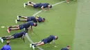 Para pemain Belanda mengikuti sesi latihan di Stadion Ferenc Puskas, Budapest, Hungaria, Sabtu (26/6/2021). Belanda akan menghadapi Republik Ceko pada pertandingan babak 16 besar Euro 2020. (AP Photo/Laszlo Balogh, Pool)