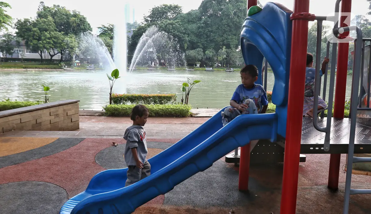Taman ini merupakan salah satu taman tertua di Jakarta dan memiliki danau kecil yang airnya berasal dari sumber air alam.   (Liputan6.com/Angga Yuniar)