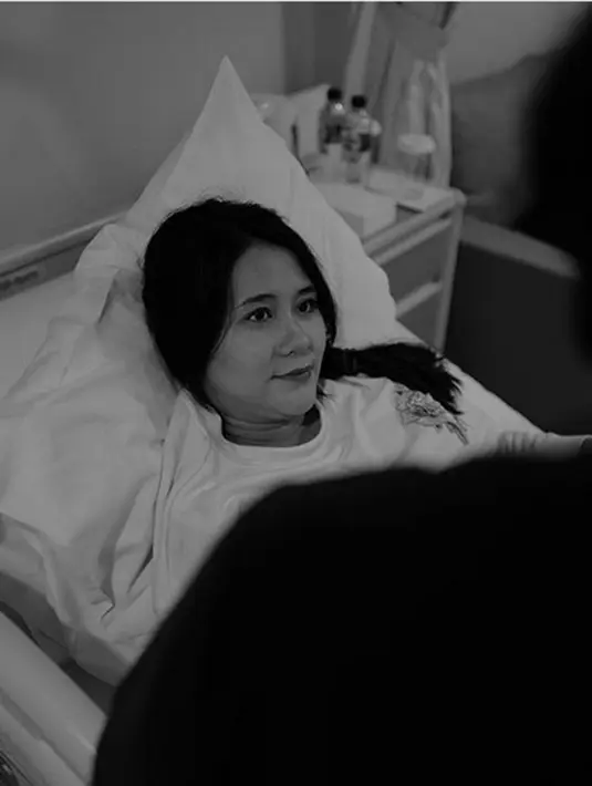 "Baru tau beratnya perjuangan jadi seorang ibu.. MasyaAllah.. Nyesel senyesel2nya ngelawan orang tua 😭 baru benar2 merasakan yg namanya berjuang antara hidup dan mati..," tulis bintang sinetron itu sebagai keterangan fotonya. (Instagram/ryana_dea)