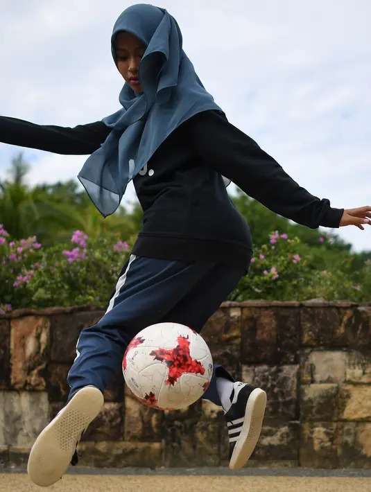 Freestyler sepak bola, Qhouirunnisa Endang Wahyudi saat menunjukkan keterampilannya men-juggling bola di sebuah taman di Klang, Kuala Lumpur, (11/7). (AFP Photo/Mohd Rasfan)