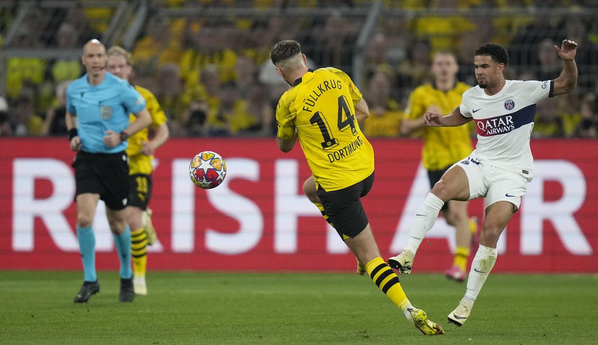Striker Borussia Dortmund, Niclas Fullkrug (tengah) melepaskan tendangan yang menghasilkan gol ke gawang PSG pada laga leg pertama semifinal Liga Champions 2023/2024 di Signal Iduna Park Stadium, Dortmund, Rabu (1/5/2024). (AP Photo/Matthias Schrader)