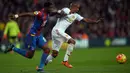  Pemain Crystal Palace, Wilfred Zaha berebut bola dengan pemain Manchester United, Ashley Young pada laga Liga Inggris di Stadion Selhurst Park, Inggris, Sabtu (31/10/2015). (EPA/Hannah McKay)