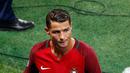 Wajah kecewa Cristiano Ronaldo usai pertandingan melawan Islandia di Grup F Euro 2016 di Stade Geoffroy-Guichard, Prancis, Selasa (14/6). Islandia berhasil tahan imbang Portugal 1-1. (REUTERS/Jason Cairnduff)
