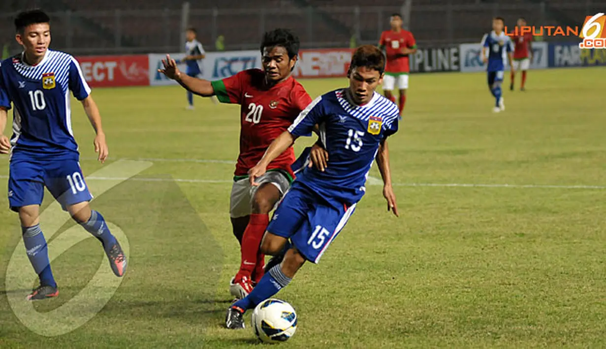 Udin Armayin mencoba merebut bola dan membangun serangan lewat sisi kanan pertahanan Laos (Liputan6.com/ Helmi Fithriansyah)
