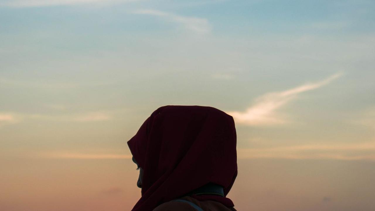 14. "Alhub huwa an ta'iesyu hayata mahbubika bifikrika wa qolbika, wa syuurika kama yai'syu huwa." <br><br>Artinya: Cinta itu adalah engkau dapat merasakan kehidupan orang yang engkau cintai dengan segenap pikiran, hati, dan perasaanmu.