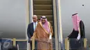 Raja Arab Saudi, Salman bin Abdul Aziz al Saud keluar dari pesawat, di Bandara Halim Perdanakusuma, Jakarta, Rabu (3/1). Rombongan Raja Salman tiba di Halim, untuk melakukan kunjungan kenegaraan di Indonesia pada 1-9 Maret 2017 (Liputan6.com/Fery Pradolo)