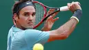 Roger Federer melakukan smash backhand untuk mendapatkan poin kontra Gael Monfils (REUTERS/Eric Gaillard)
