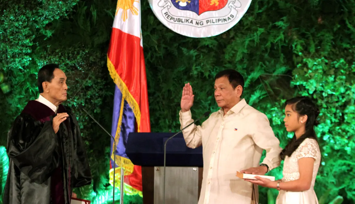 Rodrigo Duterte saat dilantik menjadi Presiden Filipina menggantikan Benigno Aquino, Istana Malacanang, Manila, Filipina, Kamis (30/6). Rodrigo berjanji akan mengatasi kriminalitas di Filipina dengan tegas. (REUTERS/Erik De Castro)