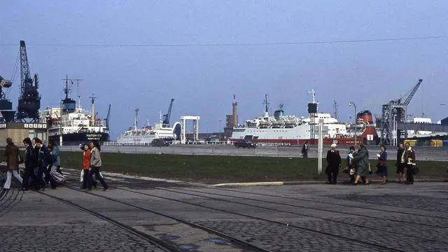 Free Enterprise II Townsend Thoresen berlabuh di dermaga feri (wikimedia commons)