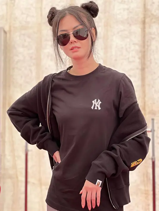 Meski beberapa kali kerap mengkreasikan berbagai gaya rambut, Nita Gunawan pun baru kali ini tampil dengan dikuncir dua yang membuatnya terlihat menggemaskan. Lengkap mengenakan kacamata, menjadi pelengkap outfitnya saat menjadi host dalam acara Carnaval SCTV. (Liputan6.com/IG/@nitagunawan09)