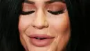Hmm.. mungkin Kylie Jenner belum selesai makeup. (thetalko)