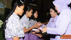 Citizen6, Jakarta: Ketua Umum IKKT PWA menyerahkan dana bantuan pendidikan kepada putra  putri  keluarga besar IKKT PWA yang berprestasi, di Aula Gatot Subroto Mabes TNI Cilangkap Jakarta Timur, Selasa (17/7). (Pengirim: Badarudin Bakri).
