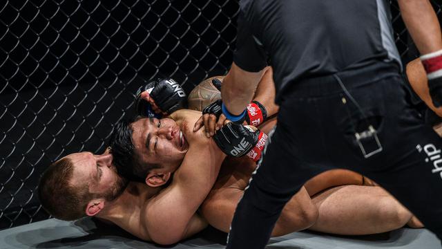 Reiner De Ridder ketika mengalahkan Aung La N Sang di perebutan gelar ONE Championship