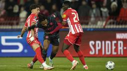 Pemain Manchester City, Micah Hamilton (tengah) berusaha melewati penjagaan dari dua pemain Red Star saat laga terakhir Grup G Liga Champions 2023/2024 di Rajko Mitic Stadium, Belgrade, Serbia, Kamis (14/12/2023) dini hari WIB. (AP Photo/Darko Vojinovic)