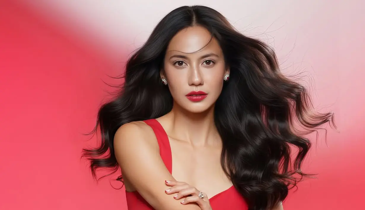 Pevita Pearce tampil anggun effortless dengan gaun bertali lebar warna merah dari Alexander McQueen [@pevpearce]