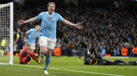 Selebrasi gelandang Manchester City, Kevin De Bruyne setelah mencetak gol penyeimbang 1-1 ke gawang Real Madrid pada laga leg kedua perempatfinal Liga Champions 2023/2024 di Etihad Stadium, Manchester, Rabu (18/4/2024). (AP Photo/Dave Shopland)