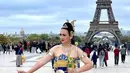 Sebelum mengikuti loma tari di Paris, Prancis, Ira Wibowo dan rombongan terlebih dulu menyambangi menara Eiffel. Artis berusia 55 tahun itu mengenakan kostum tari berjalan dan menari di salah satu bangunan tertinggi di Paris tersebut. [Instagram/irawbw]