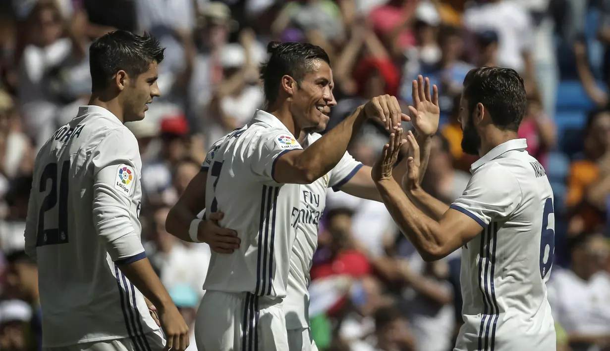 Cristiano Ronaldo (tengah) merayakan gol bersama rekan-rekannya saat melwan Osasuna pada La Liga Spanyol di Stadion Santiago Bernabeu, Madrid, Spanyol,  (10/09/2016) malam  WIB. (EPA/Emilio Naranjo)