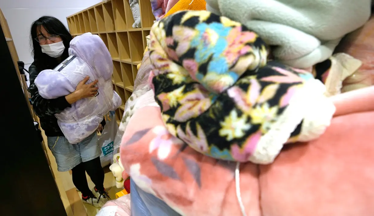 Kota Wajima ikut hancur akibat guncangan gempa dahsyat. Kota wisata ini terbakar sampai luluh lantak. (AP Photo/Hiro Komae)