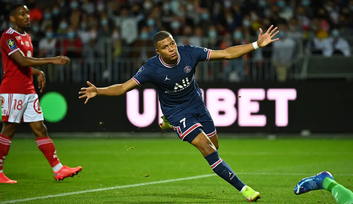 Kylian Mbappe merupakan pemain yang tercatat memiliki nilai banderol paling tinggi di dunia, yaitu 160 juta euro. Pemain yang masih berumur 22 tahun tersebut bisa saja pergi dari PSG dengan status bebas transfer jika kontraknya tahun depan tidak diperpanjang. (Foto: AFP/Loic Venance)