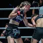 Smilla Sundell mendaratkan pukulan telah ke arah perut Natalia Diachkova dalam laga puncak ONE Fight Night 22 pada Sabtu (4/5/2024)  (dok ONE Championship)
