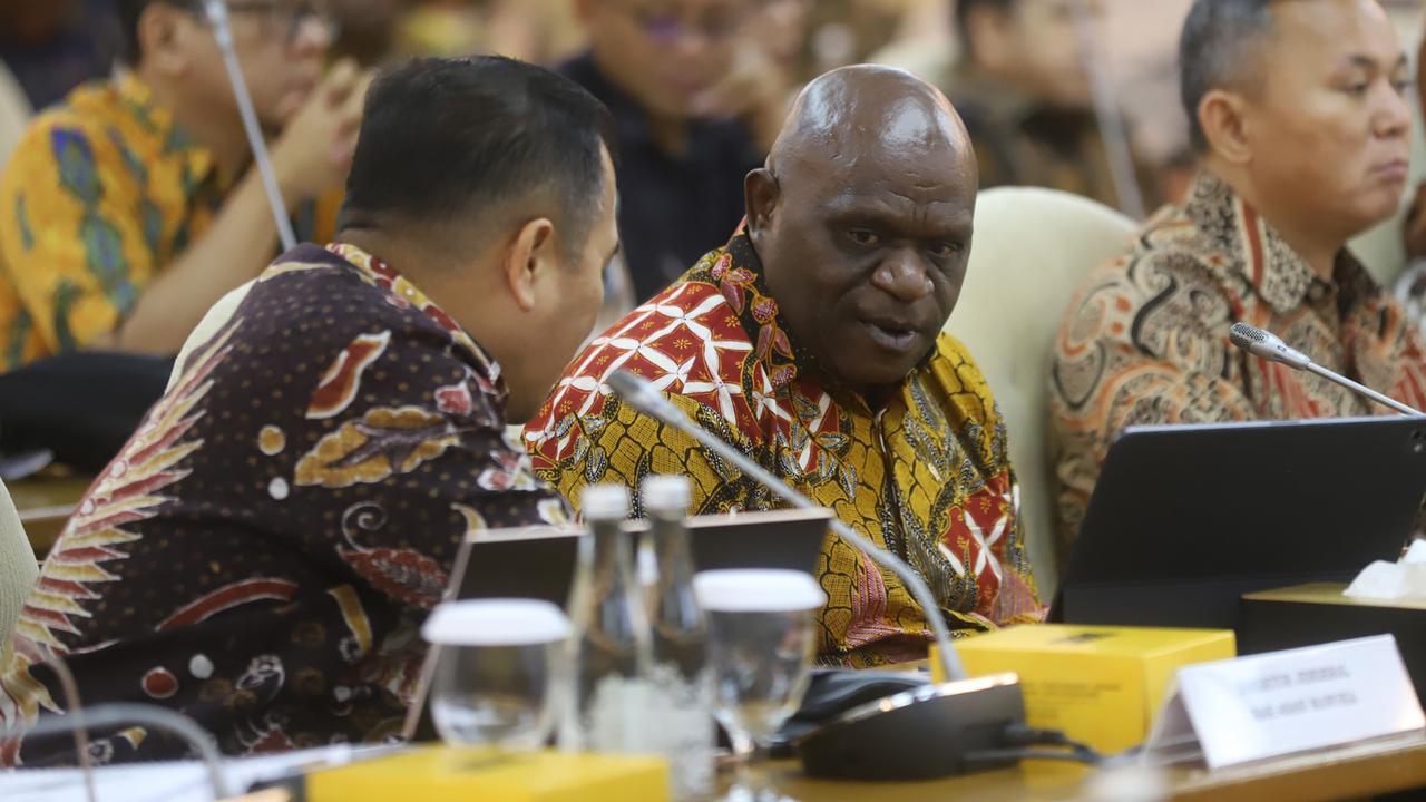Menteri HAM Natalius Pigai rapat kerja dengan Komisi XIII DPR