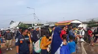 Penyebrangan Pelabuhan Kali Adem, Jakarta disesaki pengunjung, pada hari ketiga setelah Lebaran. Dok Merdeka.com/Dwi Aditya P