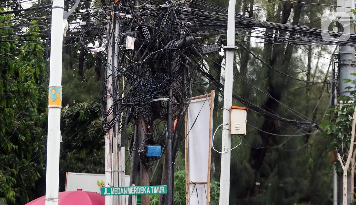 Sayangnya, hingga kini belum ada regulasi khusus yang mengatur penempatan dan penataan kabel utilitas secara menyeluruh. (Liputan6.com/Herman Zakharia)