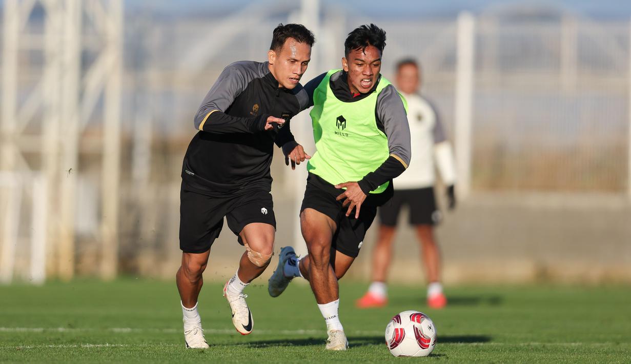 Pemain Timnas Indonesia, Egy Maulana Vikri (kiri) dan Arkhan Fikri, berusaha merebut bola saat melakukan latihan taktik dalam pemusatan latihan di Turki, Sabtu (23/12/2023). (Dok. PSSI)