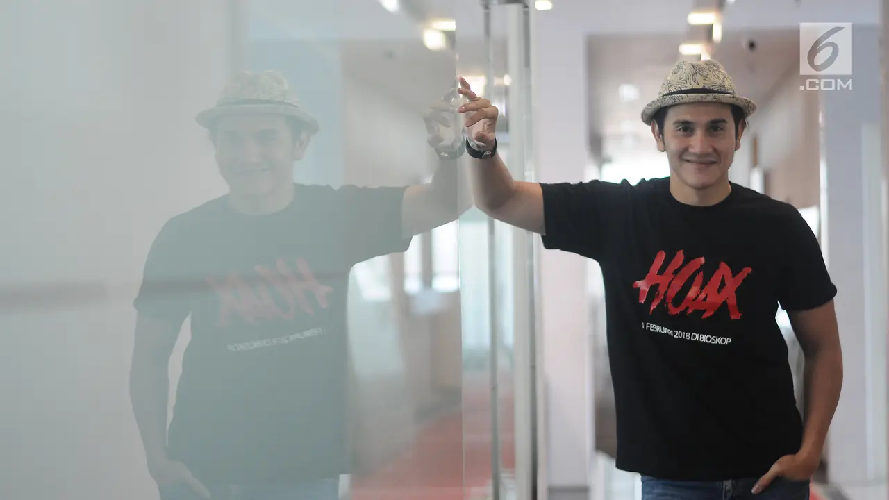 Adu Ganteng Tora Sudiro dan Vino Bastian, Dua Pemeran Film Hoax