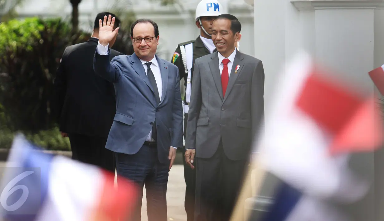 Presiden Joko Widodo (kanan) menyambut kedatangan Presiden Prancis Francois Hollande di Istana Merdeka, Jakarta, Rabu (29/3). Kunjungan kenegaraan ini merupakan rangkaian lawatan Presiden Prancis ke Asia Tenggara. (Liputan6.com/Angga Yuniar)