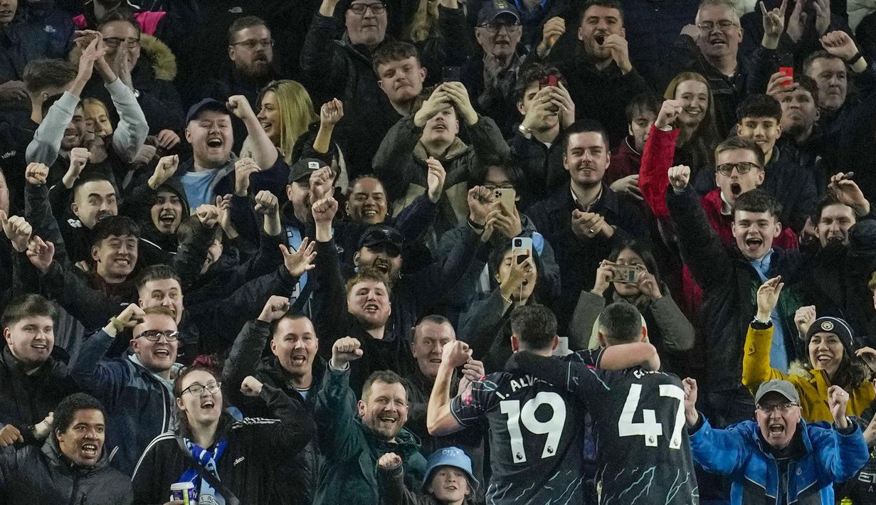 Pemain Manchester City, Phil Foden dan Julian Alvarez melakukan selebrasi bersama suporter setelah mencetak gol ke gawang Brighton & Hove Albion  dalam duel tunda pekan ke-29 Liga Inggris 2024, Jumat (26/4/2024). Hasil ini membawa serdadu Pep Guardiola naik ke posisi ke-2 klasemen dengan raihan 76 poin dari 33 pertandingan. (AP Photo/Kin Cheung)