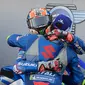 Alex Rins dan Joan Mir merayakan keberhasilan finis podium pada MotoGP Aragon, Minggu (18/10/2020). (JOSE JORDAN / AFP)