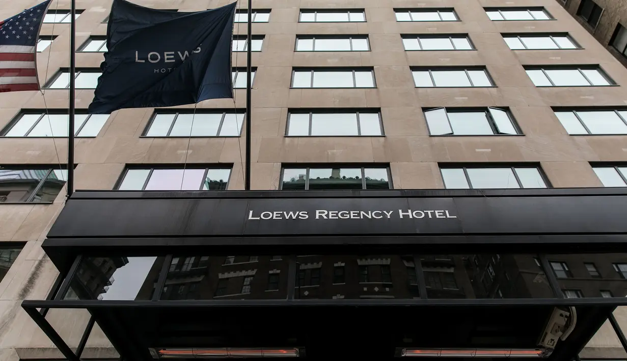 Suasana Hotel Loews Regency, di mana  FBI menggeledah kantor  pengacara pribadi Presiden AS Donald Trump, Michael Cohen di Manhattan, New York City, Senin (9/4). FBI menyita beberapa dokumen terkait bintang porno Stormy Daniels. (Drew Angerer/AFP)