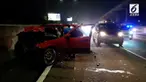 Sebuah mobil sedan rusak parah setelah menabrak mobil box dan beton pembatas jalan tol. Akibat kecelakaan ini pengemudi luka parah dan terjepit di dalam mobil